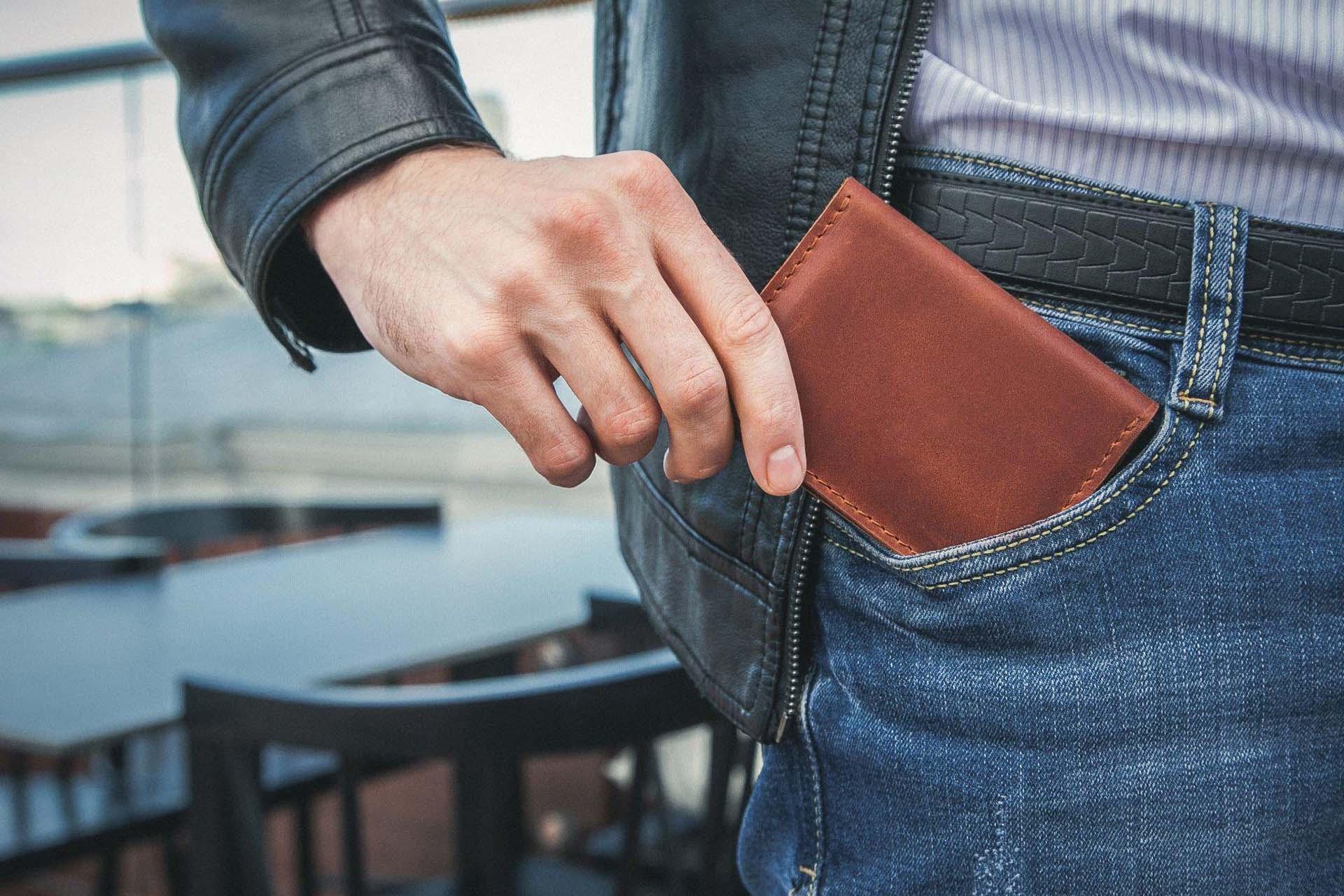 4 Expert Tips On How To Choose The Right Men’s Wallet